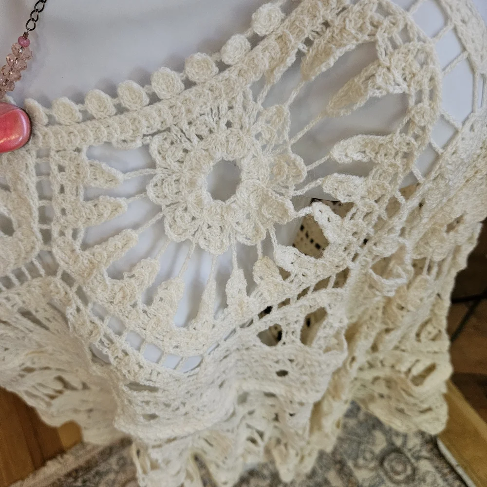 New Gorgeous POL Crochet Lace Bell Sleeve Top One Size - Picture 5 of 12